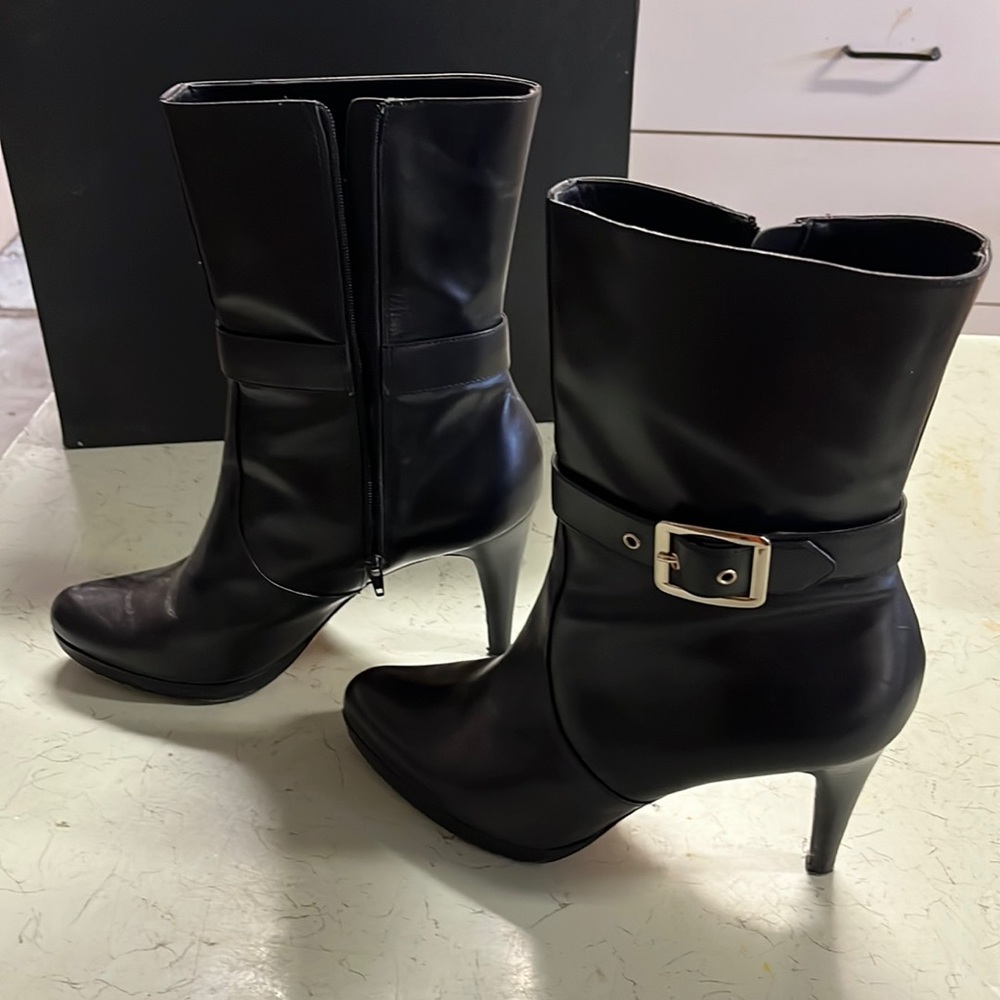 Black boots gently worn in good condition